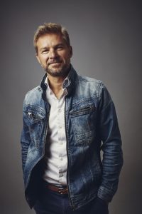 Michael Stoz, Vorstand Partner AG:
"Stefan Sämann ist ein Coach, der Hilfestellung und Leitplanken bereithält, ohne den Prozess nach seinem Geschmack zu steuern.
Der Coachee steht im Mittelpunkt, nicht der Coach. Stefan Sämann beeindruckt durch einen umfangreichen Koffer an Methodenkompetenzen, die er gezielt, situativ und überaus passend einzusetzen weiß.
Er kann die Perspektive wechseln, verschiedene Blickwinkel eröffnen, ohne dabei den roten Faden zu verlieren und den Coachee zu verwirren, er hält immer Linie und Richtung.
Überdies ist er einfach ein sehr empathischer Mensch, den man einfach gernhaben muss, auch das hilft ungemein im Kontakt und der eigenen Weiterentwicklung."