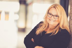 Anja Weinert, Head of HR: "Von der ersten Sitzung an hat Stefan Sämann eine Atmosphäre des Vertrauens und der Offenheit geschaffen, die es mir ermöglicht hat, meine Ziele klar zu definieren und an ihnen zu arbeiten. Seine Fähigkeit, zuzuhören und gezielte Fragen zu stellen, hat mir geholfen, neue Perspektiven zu gewinnen und Blockaden zu überwinden, die mich bisher zurückgehalten haben. Stefan Sämann bringt nicht nur umfangreiche Fachkenntnisse mit, sondern auch eine bemerkenswerte Empathie, die den Coaching-Prozess zu einer bereichernden Erfahrung macht. Durch seine Unterstützung konnte ich persönlich enorm profitieren. Ich fühle mich motivierter, selbstbewusster und besser gerüstet, um die beruflichen Herausforderungen anzugehen. Ich kann Stefan Sämann jedem empfehlen, der auf der Suche nach einem engagierten und geradlinigen Coach ist."